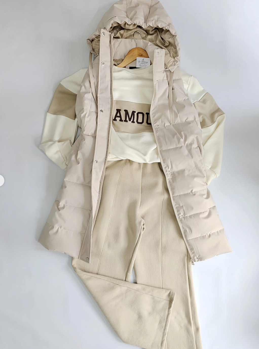 Conjunto beige — chaleco acolchado, remera y pantalón