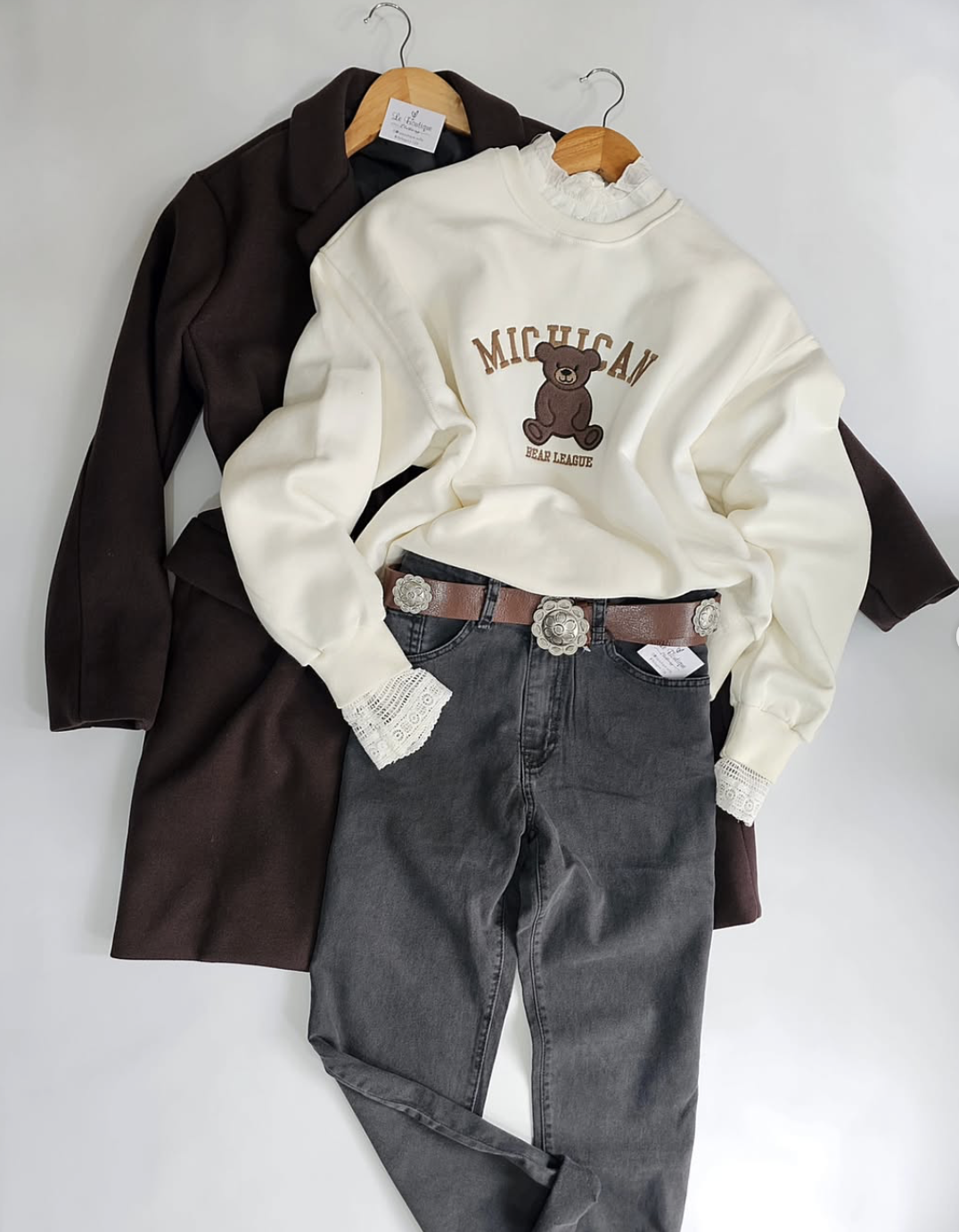 Conjunto Michigan — sweatshirt, campera y jeans